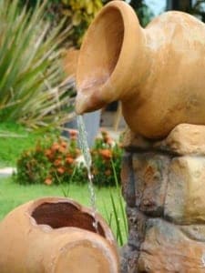 Mit Wassergefäßen einen Wassergarten dekorieren