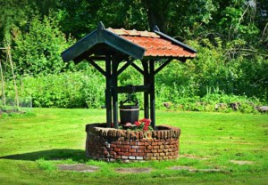 Brunnen mit Dach - Ziehbrunnen