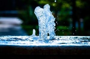 Gartenbrunnen (depositphotos.com)