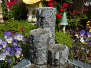 Granitbrunnen im Garten (depositphotos.com)